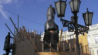Събориха паметника на царица Екатерина в Одеса (видео и снимки)
