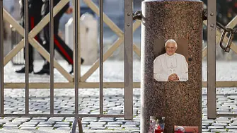 Започва поклонението пред Бенедикт XVI във Ватикана