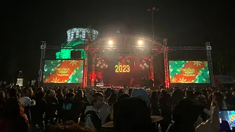 Плевен посрещна Новата 2023-та година на площад Възраждане/СНИМКИ/