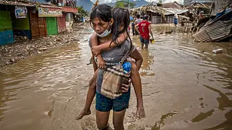 32 жертви и десетки изчезнали след наводнение във Филипините (видео и снимки) 