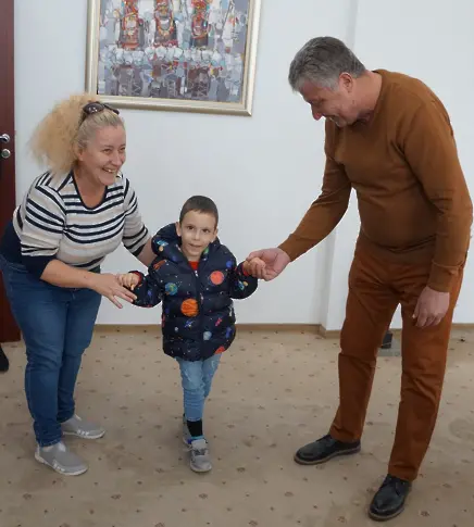 Община „Тунджа“ дари 5000 лв. за рехабилитация на малкия Виктор от с. Кабиле