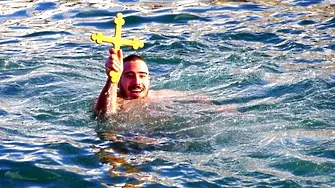 22-годишен студент хвана кръста на Богоявление в Балчик