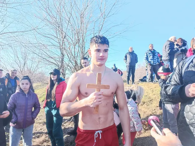 16-годишният Мартин Бешков извади Богоявленския кръст от река Вит край Плевен