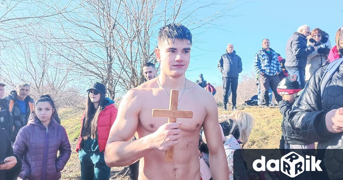 16-годишният Мартин Бешков от селоЯсен извади тази година Богоявленския кръст