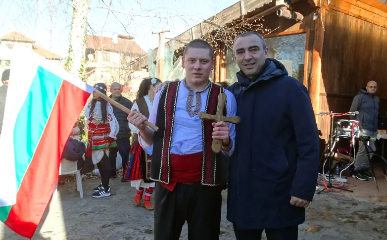 22-годишен младеж спаси Богоявленския кръст в Луковит