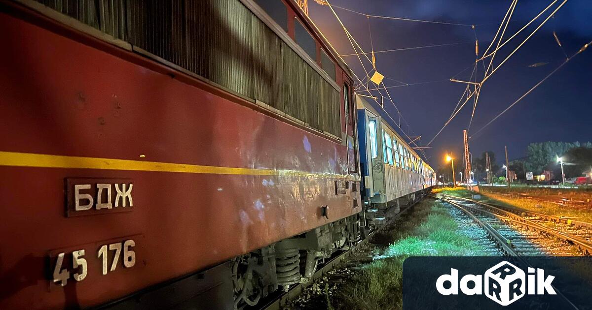 Локомотивът на бързия влак от Варна за София се запали