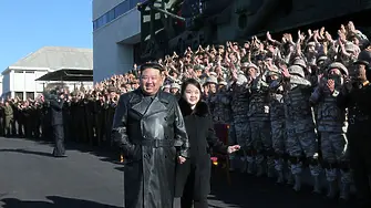 Ким Чен Ун заведе дъщеря си в завод за балистични ракети