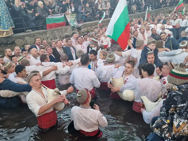 Шествието с тъпани и народни хора тръгна към Черковския мост на река Тунджа