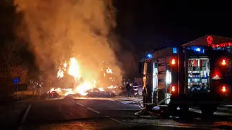 Два камиона се запалилиха близо до град Шипка (снимки)