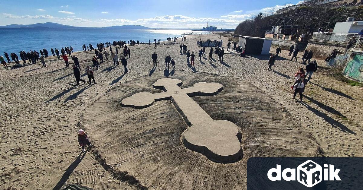 Бургас осъмна на Богоявление с13 метров кръст от пясък изваян в