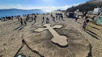 Семейство Хогарт извая 13-метров кръст от пясък на плажа в Бургас 