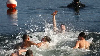 21-годишния Никола Паскалев извади кръста от водите на езерото в “Дружба“ (видео)