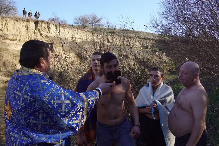 Евгени Григоров отново спаси кръста на  Богоявление в река Осъм 