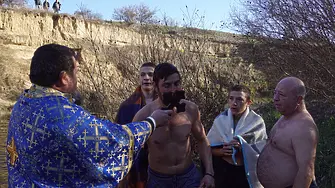 Евгени Григоров отново спаси кръста на  Богоявление в река Осъм 