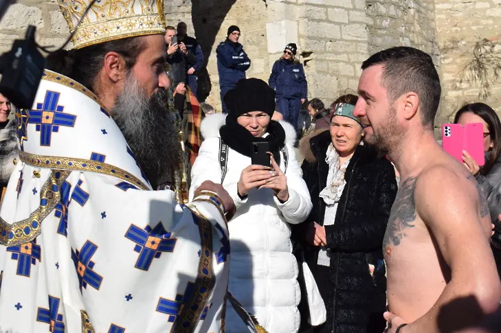 35-годишният Теодор Рачев от Видин извади за втора година кръста от дунавските води