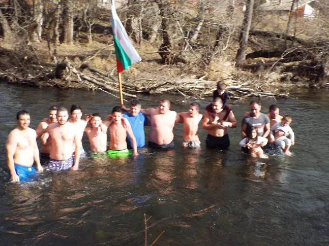 Самуил Димитров хвана кръста на Богоявленския ритуал в с.Раждавица