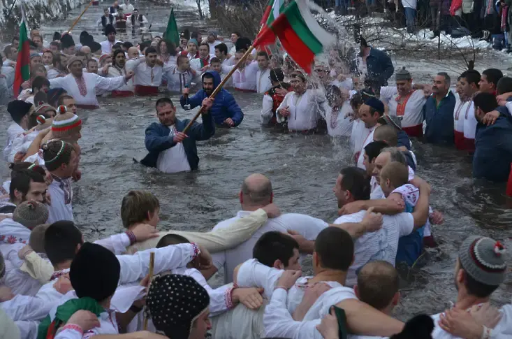 И тази година десетки смелчаци влизат в ледените води на Тунджа в Калофер, в Пловдив хвърлят кръста в Марица