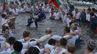 И тази година десетки смелчаци влизат в ледените води на Тунджа в Калофер, в Пловдив хвърлят кръста в Марица