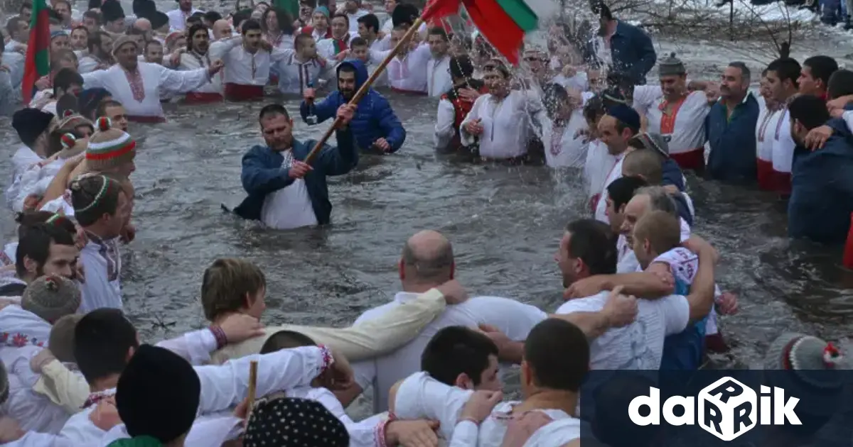50 годишният Йовчо Аланджийски хвана кръста на Богоявление хвърлен в река