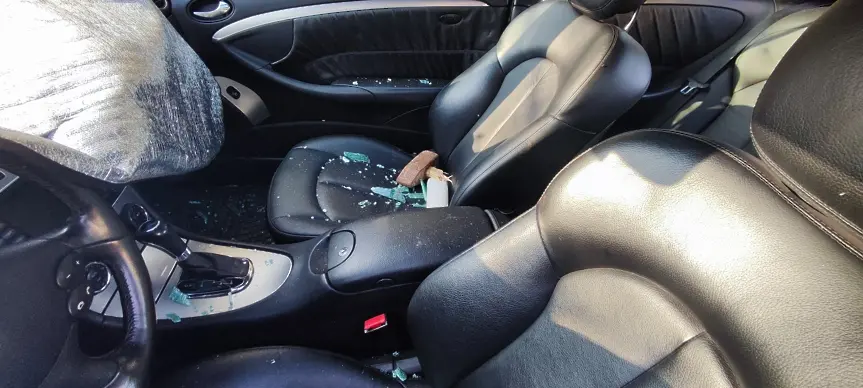 31-годишен декорира автомобили в Черноморец със сърп и чук, пратиха го в Психото