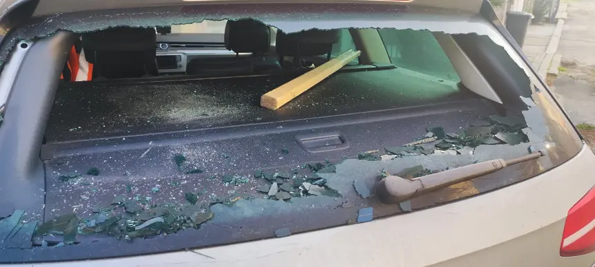 31-годишен декорира автомобили в Черноморец със сърп и чук, пратиха го в Психото