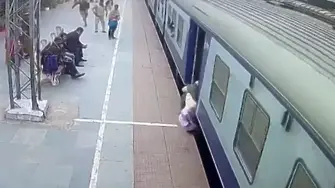 На косъм: Мъж едва не попадна под колелата на движещ се влак (видео)