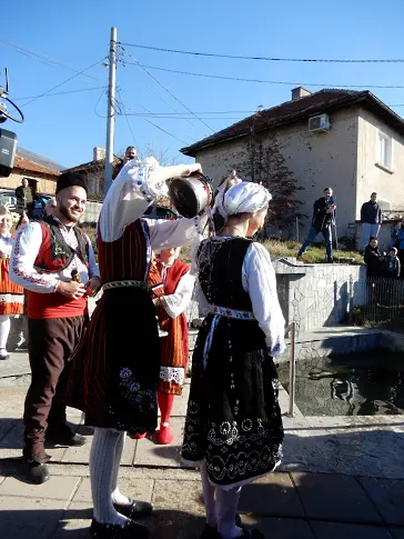 На Ивановден изкъпаха именниците и булките в карловския квартал Сушица