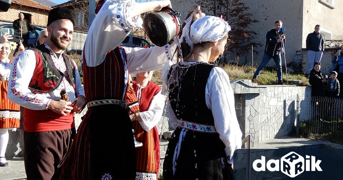 Традиционният ритуал Къпанак бе пресъздаден в карловския квартал Сушица По