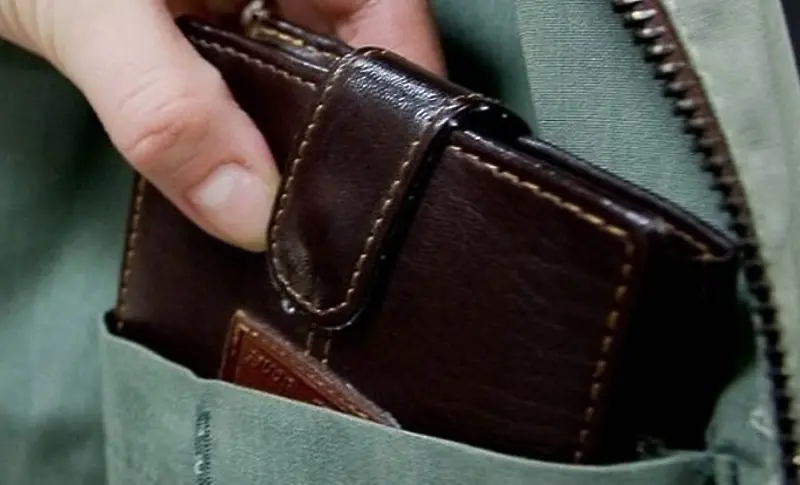 Жена открадна портфейла на клиент, пазаруващ в  магазин в Козлодуй 