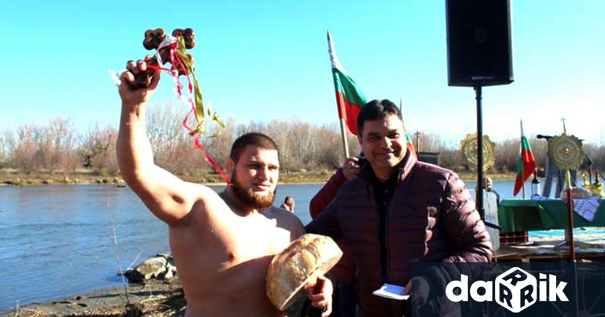20 годишният борец от местния клуб Георги Иванов спаси Божия кръст