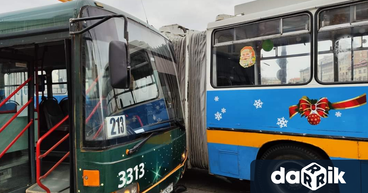 Tролейбус и автобус №213 са се ударили на кръговото кръстовище