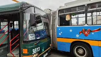 Удар между тролей и автобус блокира Лъвов мост