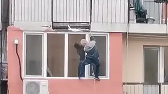 Мъж опита да се измъкне на полицията, спускайки се с въже от шестия етаж (видео)