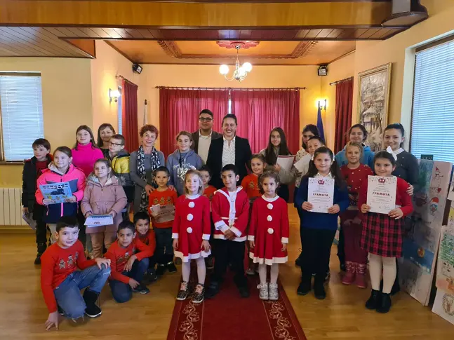 32 участници бяха отличени в коледния конкурс на Община Трявна за детска рисунка и картичка