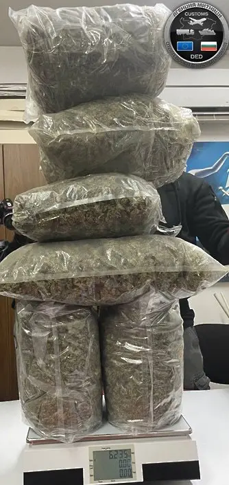 Задържаха на Гюешево над 6,2 кг. марихуана в кутии с коледни лакомства (снимки)