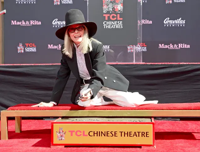 Даян Кийтън на церемонията по отпечатъка на дланта и крака ѝ в цимент, организирана от китайския театър TCL на 11 август 2022 г. в Холивуд, Калифорния.