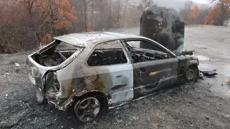 Кола без номера пламна край пътя Симитли - Банско (снимки)