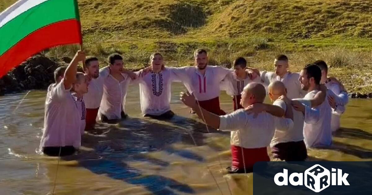 Участниците в мъжкото хоро на Богоявление в реката в Момчиловци