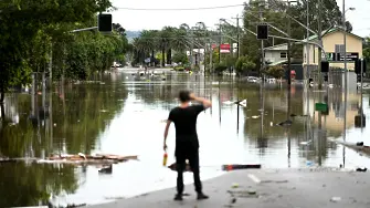 Невиждано от век наводнение откъсна от света части от Австралия (видео и снимки)