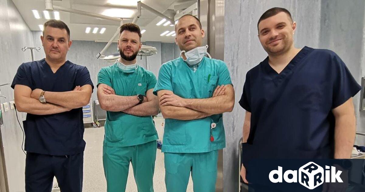 Мултидисциплинарен екип от кардиохирурзи и коремни хирурзи на болница Сърце
