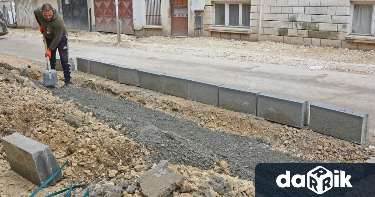 Продължават ремонтните на важни вътрешно квартални улици в район Аспарухово,