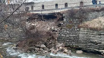 Пропадна пътят до Троянския манастир (снимки)