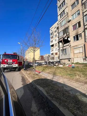 Пожар  в блок в кв. Румена войвода гасят екипи на РСПБЗН Кюстендил