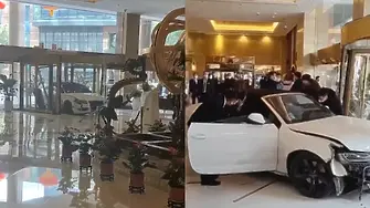 Ядосан гост на хотел влетя с колата си във фоайето му и потроши всичко (видео)