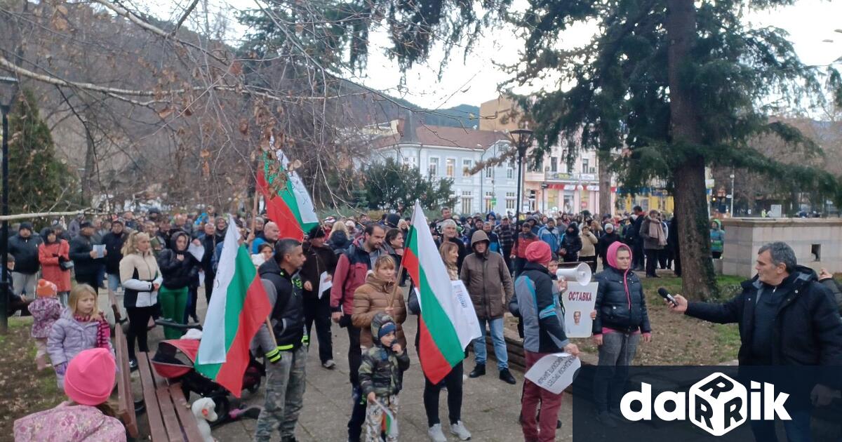 Протестът пред Община Кюстендил – мащабен с освирквания и искане