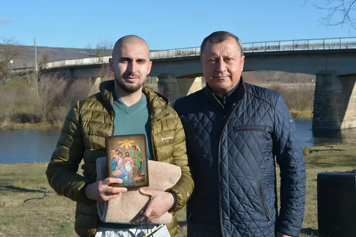 Тодор Балканджиев извади Богоявленския кръст в община Павликени