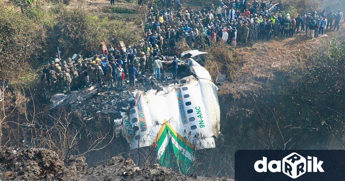 Самолет със 72 души се разби в Непал, при което