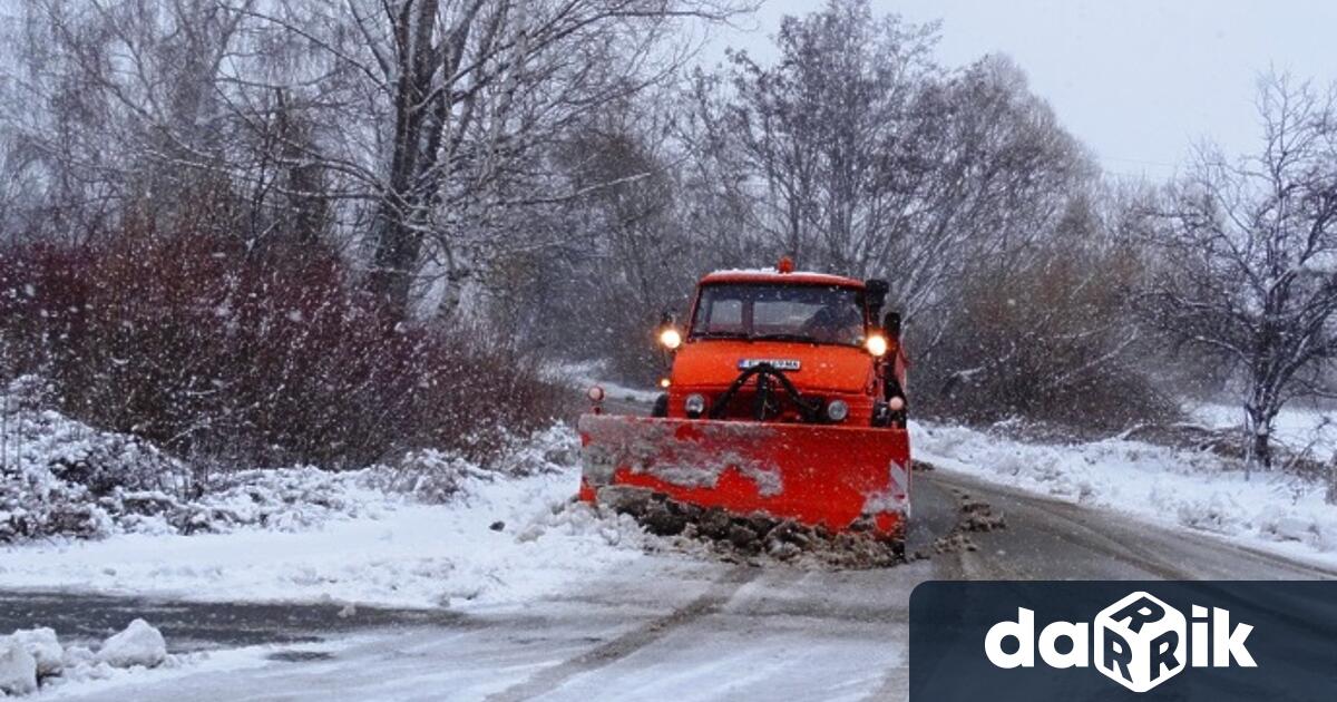 20 снегопочистващи машини продължават да обработват пътните настилки в районите