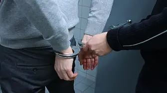 Оставиха в ареста младия полицай, превозвал 31 мигранти в товарен бус