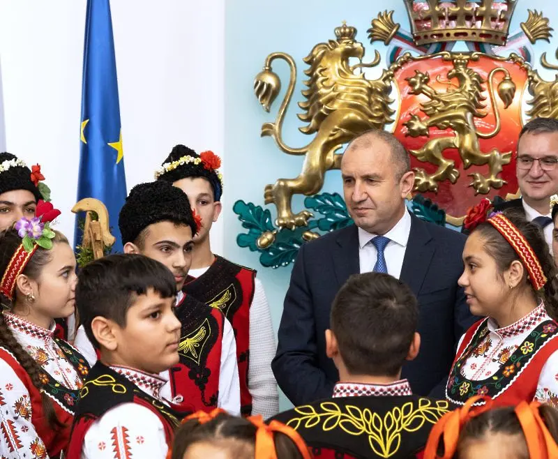 Деца от Сливен гостуваха на президента Румен Радев по повод ромската Нова година